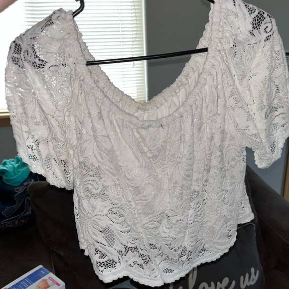 🧨Large lace off shoulder top - Picture 2 of 10